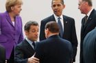 Nicolas Sarkozy a Silvio Berlusconi se zdraví na summitu EU-USA v Kongresovém paláci.