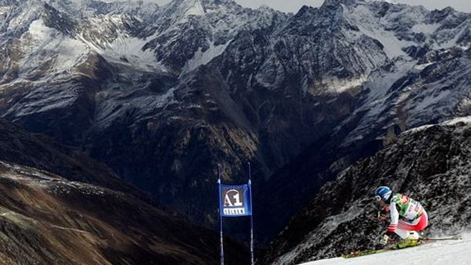 Rakouský lyžař Philpp Schörghofer na trati závodu Světového poháru s Söldenu.