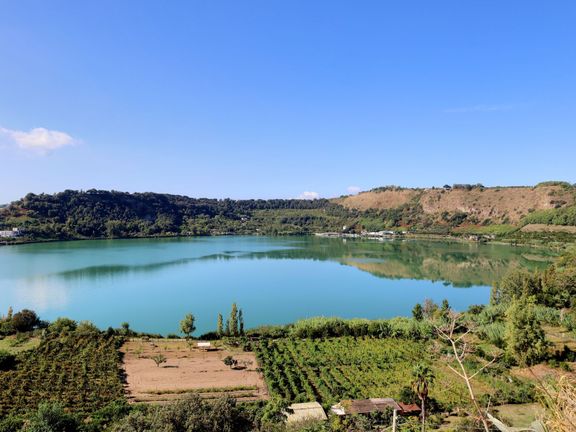 Jezero Avernus, vulkanické kráterové jezero západně od Pozzuoli, leží v jednom z kráterů kaldery Campi Flegrei.