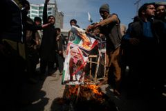 Pákistán chce uklidnit krizi v Kašmíru. Pustí na svobodu zajatého indického pilota