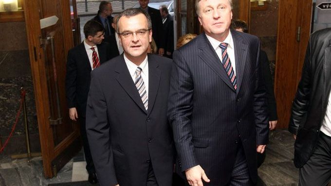 Mirek Topolánek nakonec přijel a uvedl Miroslava Kalouska na Ministerstvo financí.