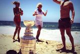 Nejlepší střelec letošního Stanley Cupu Marián Gaborík má léto naplánované jasně: Oslavami Stanley Cupu. Takhle s trofejí a svými kamarádkami slavil na břehu Pacifiku...