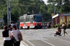 Horkem vyboulené koleje zastavily podruhé provoz tramvají v Praze 8. Opravovat se budou až v lednu