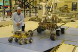 Opportunity byla oproti minulé generaci už skutečně velmi dobře vybavenou jezdící laboratoří, osazenou kamerami, spektometry, solárními panely či mikroskopem. Na fotce je srovnání s vozítkem Sojourner, jež na povrch Marsu vyjelo ze sondy Pathfinder v roce 1996.