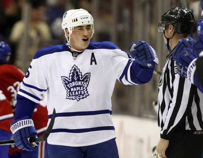 Český hokejista Tomáš Kaberle z Toronta Maple Leafs v utkání NHL 2011/12 s Montrealem Canadiens.