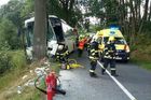 Na Olomoucku narazil linkový autobus do stromu, zraněno je jedenáct lidí