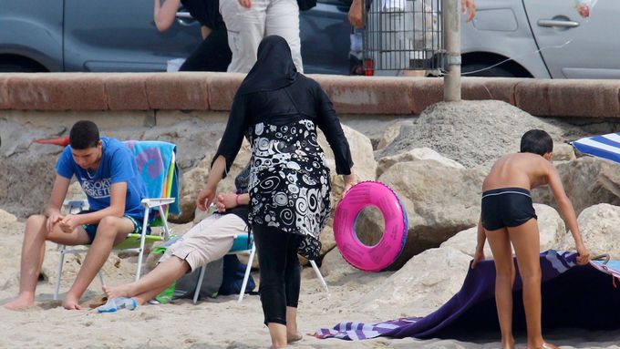 Muslimka v plaveckém úboru zvaném burkiny.