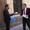 Strana Věci veřejné rozdává před sněmovnou toaletní papír - Miloslav Vlček