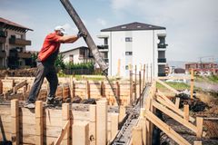 Stavebnictví v Česku se propadlo nejvíce od července 2016. Pokles se dotkl i průmyslu