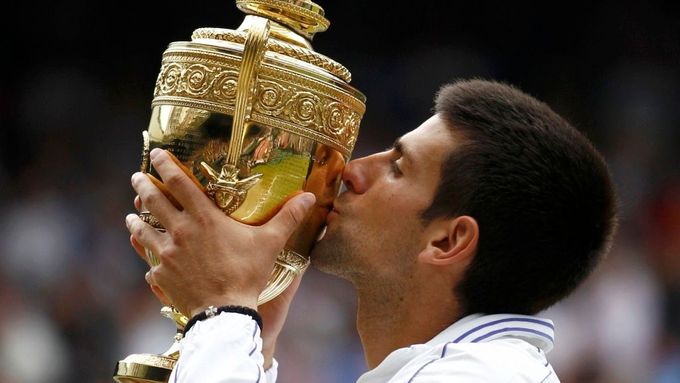 Novak Djokovič líbá vítěznou trofej