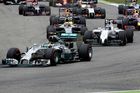 Na malér bylo zaděláno hned v nájezdu do první zatáčky. Jak jasně ukazuje tento snímek, za vedoucím Rosbergem se téměř v jedné rovině sešli (zleva) Kevin Magnussen, Felipe Massa a Valtteri Bottas.