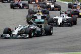 Na malér bylo zaděláno hned v nájezdu do první zatáčky. Jak jasně ukazuje tento snímek, za vedoucím Rosbergem se téměř v jedné rovině sešli (zleva) Kevin Magnussen, Felipe Massa a Valtteri Bottas.