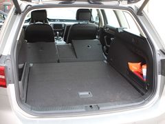 Po vzoru BMW také Volkswagen Passat nabízí možnost dělení opěradla zadních sedaček v poměru 40:20:40.