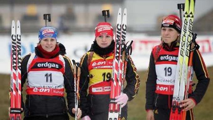 Německé biatlonistky ovládly domácí sprint SP v Oberhofu. První byla Magdalena Neunerová (vpravo), za ní doběhla Andrea Henkelová (uprostřed), třetí skončila Martina Glagowová (vlevo).