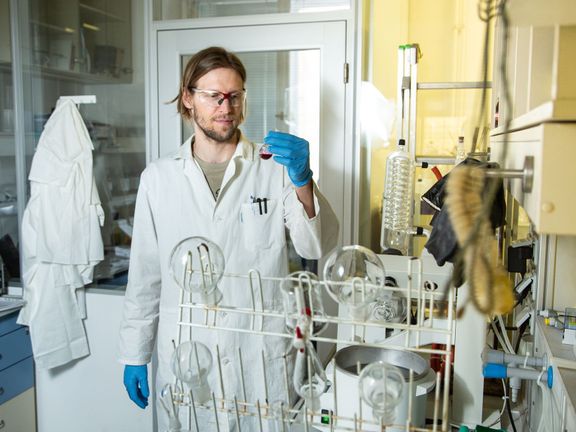 Jeden z mladých vědců, Ondřej Basczyňský, kterého manželé Dvořákovi podpořili a jehož výzkumná skupina se zabývá cílenou přepravou léčiv přímo do tkání či orgánů.
