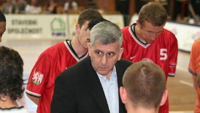 Izraelský kouč basketbalistů Nymburka Mulli Katzurin.