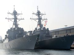 Americká plavidla USS Lassen (DDG 82) a USS Fitzgerald (DDG 62) kotví v jihokorejském přístavu.
