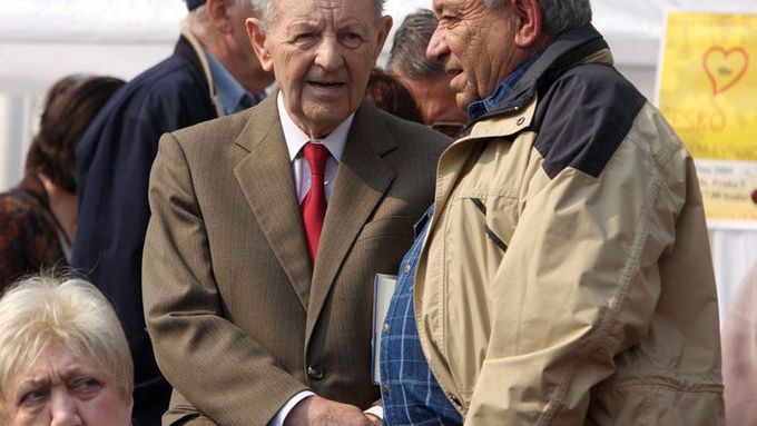 Miloš Jakeš na jedné z prvomájových oslav KSČM