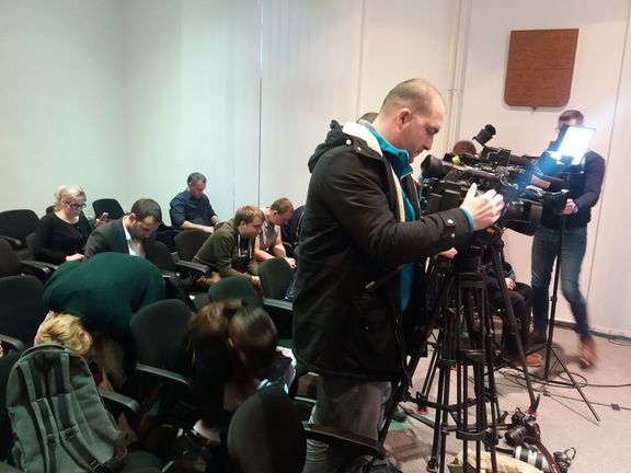 Pohled do místnosti plné novinářů na Nejvyšším státním zastupitelství v Brně krátce před tím, než Pavel Zeman přišel oznámit svůj verdikt.