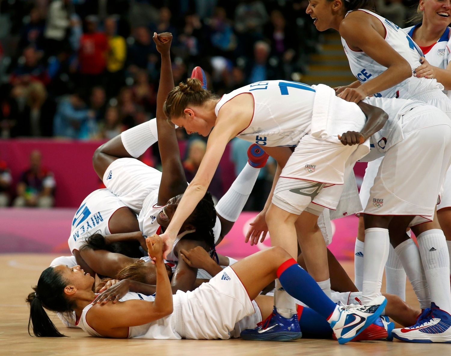 Francouzské basketbalistky slaví vítězství ve čtvrtfinále nad Češkami na OH 2012 v Londýně.