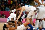 Francouzské basketbalistky slaví vítězství ve čtvrtfinále nad Češkami, které porazily 71:68.