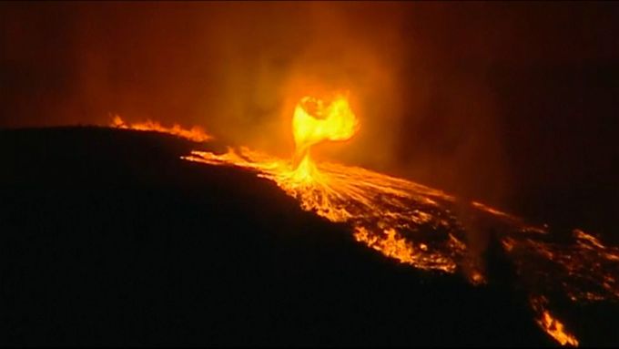 Portugalsko bojuje s lesními požáry i v říjnu. Stanice TVI zachytila při jednom z nich vzácný jev. “Ohnivý ďábel” je druh tornáda.
