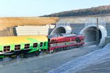 V pátek tunelem, který se začal stavět před pěti lety, začaly projíždět všechny expresy, rychlíky a spěšné vlaky ve směru z Plzně do Prahy, od soboty se připojí také vlaky opačném směru od Prahy.