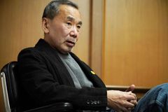 Japonci stáli frontu na nového Murakamiho. Román o městě a zdi napsal v izolaci