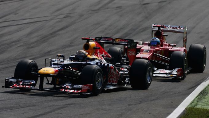 Sebastian Vettel nemá stále klid, Fernando Alonso mu před posledním podnikem sezony dýchá na záda.