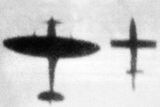 Československý stíhač vynikl i při sestřelování nacistických střel V-1 (na snímku vpravo), které směřovaly především na Londýn.