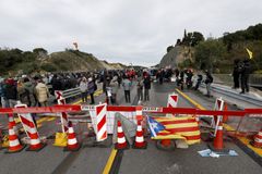 Policie zakročila proti Kataláncům, kteří blokují hranice. Použila i slzný plyn