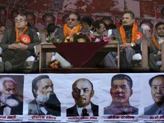 Příklady táhnou. Hlavní představitelé maoistického hnutí v Nepálu sedí během únorových oslav v Káthmándú na tribuně vyzdobené portréty vůdců světového komunismu.