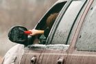 Namrzlé silnice a mlha komplikují situaci řidičům. Nejvíce nehod řeší policie v Libereckém kraji
