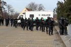 Demonstranti napadli vůz Českého rozhlasu. Policie na žádost o pomoc nereagovala, stěžuje si médium