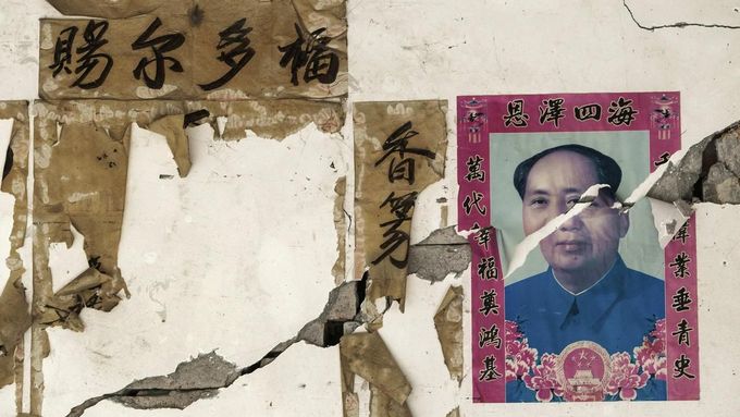 A portrait of late Chinese Chairman Mao Zedong is torn by cracks on a wall after Saturday's earthquake, in Longxing village, Lushan county, Sichuan province April 23, 201
