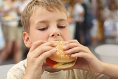 Stát má právo zasahovat do jídelníčku školáků, řeší následky špatné stravy, říká expertka