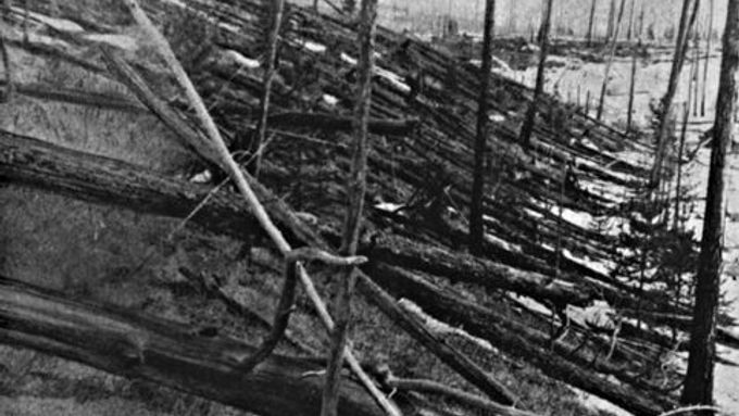 Polámané stromy v oblasti řeky Podkamennaja Tunguzka vyfotografované při expedici v roce 1927.