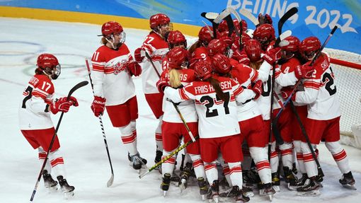 Dánské hokejistky slaví vítězství nad Českem v olympijském turnaji