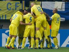 Hráči Villarrealu se radují po vstřelení branky Valencii během utkání španělské Primera Division.