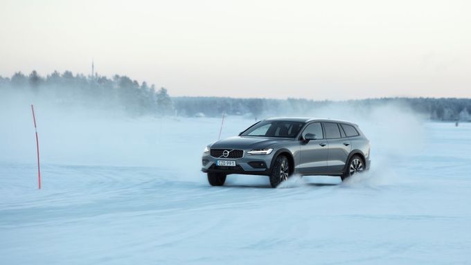 Prohlédnete si Volvo V60 Cross Country na zasněžených fotkách ze severu Švédska.