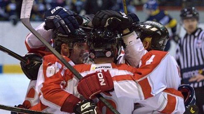 Hokejisté Olomouce slaví výhru na ledě extraligového Chomutova. V baráži drží druhé postupové místo.