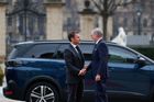Tajemný Peugeot francouzského prezidenta. Po Praze jezdí speciální verzí SUV 5008