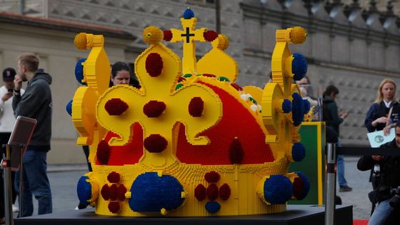 Světový unikát v Česku. Svatováclavská koruna z lego kostiček zdobí pražské Hradčany