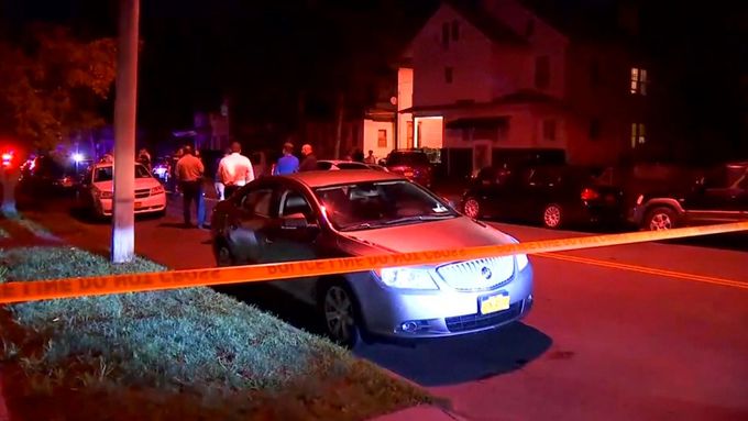 Střelba proběhla před rodinným domem ve městě Syracuse. Zraněna byla i osmiletá dívka.