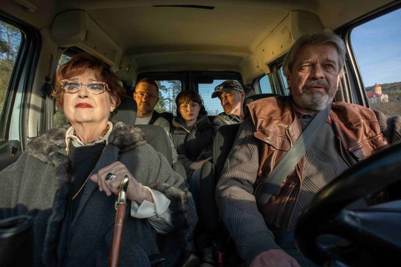 Film Lajf o skupince lidí, kteří plánují ukončit svůj život, režíroval Jiří Strach podle scénáře Marka Epsteina.