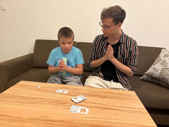 Leonard chce přijít na kloub autismu i proto, aby pomohl svému o devět let mladšímu bratrovi Martínkovi, kterému byl autismus diagnostikován ve třech letech.