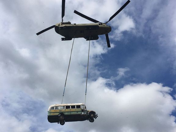 K odstranění autobusu byla zapotřebí speciální helikoptéra pro těžký náklad.