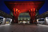 Úžasné spojení futuristické architektury a ikonické japonské dřevěné konstrukce představuje nádraží Kanazawa v prefektuře Ishikawa. Nádraží vítá cestující velkou branou, která vede k hlavnímu vchodu. Na výrobu skleněného tunelu, který spojuje východní a západní stranu nádraží bylo použito na 3000 skleněných tabulí.