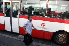 Autobusy MHD v Dejvicích zrychlí, Praha vyhradila pruh