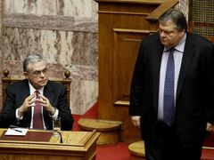 Premiér Papadimos (vlevo) a ministr financí Venizelos mají nezáviděníhodnou úlohu, musí přijmout další škrty.